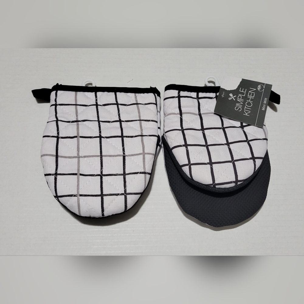 2 Piece Black/White Plaid Mini Oven Mitts - Picture 1 of 3